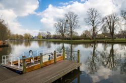Escursioni in barca sul fiume Avon a Stratford, Inghilterra - Per andare alla scoperta della città famosa in tutto il mondo per aver dato i natali a Shakespeare si può anche scegliere ...