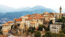 Le montagne che circondano il borgo di Sartène (Corsica) sono ottime per escursioni e trekking in ogni stagione