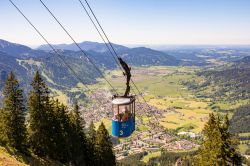 Escursionisti in funivia sul monte Laaber sopra il villaggio di Oberammergau, Baviera, Germania - © manfredxy / Shutterstock.com