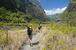 Escursionisti su un percorso nell'interno dell'isola de La Réunion, Francia d'oltremare. Il Cirque de Mafate è uno dei luoghi più selvaggi di quest'isola ...