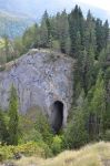 Escursionisti sull'arco naturale nei monti Rhodope a Chepelare, Bulgaria. E' una delle mete preferite da chi cammina fra boschi e foreste - © fritz16 / Shutterstock.com