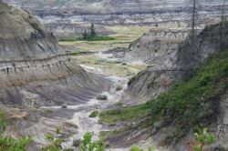 Esplorando i calanchi di Drumheller, le cosiddette badlands canadesi. - © Irina Perekhvatova / Shutterstock.com