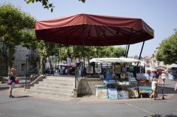 Esposizione di quadri di un pittore locale a Saint-Jean-de-Luz, Francia, in estate - © Ivo Zaloudek / Shutterstock.com