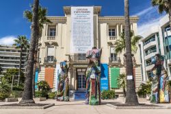 Esposizione di sculture d'arte di fronte al centro La Malmaison di Cannes, Francia. Nel 1983, l'edificio situato sulla Croisette è stato trasformato in uno spazio museale. Ospita ...