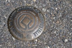 Estaing, Francia, uno dei luoghi del Cammino di Santiago. Questo suggestivo villaggio di 600 persone si trova nell'Aveyron, in Occitania. Sorge sulla riva destra del fiume Lot, in una zona ...