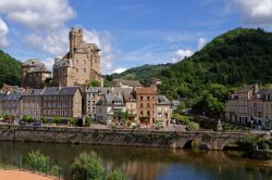 Estaing, uno dei villaggi medievali di Francia. L'insieme del villaggio, del castello, del ponte e delle case che sovrastano il fiume offre uno scorcio panoramico pittoresco - © Pierre ...