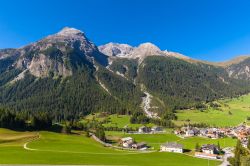Estate nei Grigioni in Svizzera: il pittoresco villaggio di Bergun fotografato dal trenino del Bernina Express
