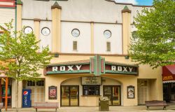 Esterno del cinema Roxy nel centro storico della città di Revelstoke, Canada - © Ceri Breeze / Shutterstock.com
