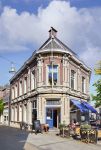 Esterno del Grand Cafe Meesters a Tilburg, Olanda. Questo locale si trova in un edificio storico della città ed è uno dei locali più popolari - © TonyV3112 / Shutterstock.com ...