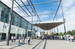 Esterno del Melbourne Museum con turisti e visitatori (Australia). E' stato aperto al pubblico nel 2001 - © Nils Versemann / Shutterstock.com