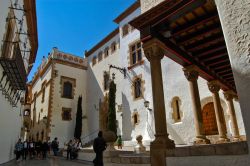 L'esterno del palazzo Maricel de Mar a Sitges, Spagna. Il nome Maricel, formato da mare e cielo, proviene da un'opera teatrale di Angel Guimerà, molto popolare in Catalogna - Giorgiolo ...