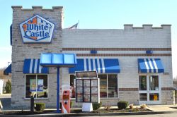 Esterno del ristorante White Castle di Columbus, Ohio, USA. Si tratta della principale catena di fast food degli Stati Uniti - © Eric Glenn / Shutterstock.com