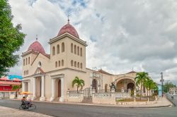 Esterno della cattedrale di San Isidoro a Holguin, Cuba. Estremamente semplice e rigorosa questa chiesa di culto cattolico è una delle principali dell'isola - © Tony Zelenoff ...