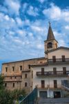 Esterno della chiesa di Santa Maria Maggiore a Caramanico Terme, Abruzzo. E' stata costruita in stile gotico con portale ad arco acuto raffigurante l'incoronazione della Vergine.



 ...