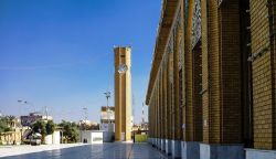 Esterno della moschea di Abu Hanifa con la torre dell'orologio a Baghdad, Iraq - © Homo Cosmicos / Shutterstock.com