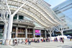 L'esterno della stazione JR Hakata a Fukuoka, Giappone - © Jesse33 / Shutterstock.com