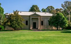 Esterno dell'Adelaide Santos Museum of Economic Botany di Adelaide (Australia): ospitato nei giardini botanici cittadini, espone un'interessante collezione sull'utilizzo pratico, ...