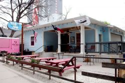 Esterno dell'Half Step Bar nel Rainey Street Entertainment District di Austin, Texas (USA) - © Kelly Jobe / Shutterstock.com