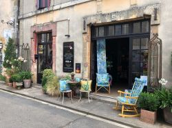 Esterno di un atelier con oggetti decorati nel centro di Monpazier, Francia - © Cmspic / Shutterstock.com