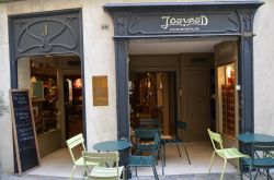 Esterno della Patisserie Jouvaud, una dolce istituzione del centro di Carpentras, Francia.
