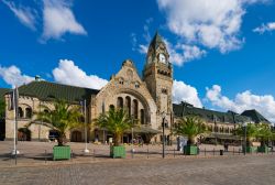 Esterno della stazione ferroviaria di Metz, Francia, fotografata da Piazza Generale de Gaulle - © foto-select / Shutterstock.com