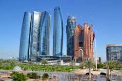Etihad Towers, Abu Dhabi: nella giungla di grattacieli che sorgono nella capitale degli Emirati Arabi Uniti, le Etihad Towers possono vantare, al loro interno su un punto d'osservazione ...