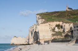 Etretat, Normandia, e le sue scogliere di gesso (Francia) - © nikolpetr / Shutterstock.com