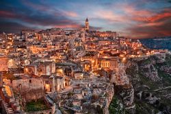 Scenografica veduta al tramonto dei Sassi di Matera