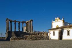 Evora. Si tratta di una cittadina adagiata su una dolce collina nel vasto orizzonte della pianura azulejos, che conserva nel suo centro storico Patrimonio UNESCO, protetto da un’ampia ...