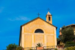 Ex oratorio di Sant'Erasmo a Bonassola, Liguria, Italia. Edificato agli inizi del XVI° secolo e sede della locale confraternità nonché luogo di ritrovo dei pescatori di ...