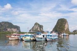 Ex pescherecci riconvertiti in imbarcazioni turistiche nel mare delle Andamane, Trang, Thailandia. Ancorate nei pressi di Koh Mook, nel sud del paese, accompagnano i turisti alla scoperta delle ...