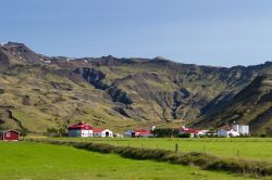 Eyjafjallajokull in estate, Islanda. Questo vulcano rilascia grandi quantità di fluoro: durante le eruzioni dal 1821 al 23, l'elevata percentuale di questa sostanza determinò ...