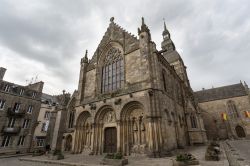 La facciata della basilica di Saint Sauveur a Dinan, Francia. La sua fondazione risale al XII secolo, ma da allora è stata ripetutamente ricostruita ed ampliata - foto © rodhan / ...