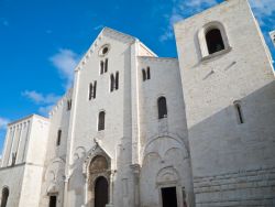 La basilica di San Nicola a Bari, Puglia. Fra i simboli di Bari, la basilica sorge nel cuore della vecchia città. Fu eretta tra il 1087 e il 1197 per accogliere le reliquie di San Nicola.
 ...
