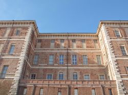 L'imponente facciata del Castello di Rivoli: è uno dei Patrimoni UNESCO del Piemonte. Si trova su di una collina che domina la valle del Po ed offre uno splendido panorama sulla regione ...
