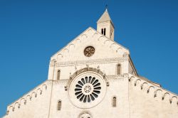 La facciata della cattedrale di San Sabino a Bari, Puglia. Di grande prestigio il rosone dalla cornice variegata.

