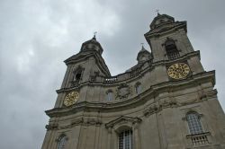 La facciata della Chiesa del Monastero di Paaislis (Kaunas, Lituania).