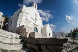 La facciata della chiesa bianca di Parikia a Paros, Grecia, uno degli edifici religiosi più caratteristici dell'isola - © Sabino Parente / Shutterstock.com