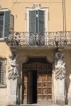 Facciata con statue in un palazzo antico a Jesi, in piazza Federico II° (Marche). E' la storica piazza della città, racchiusa da edifici nobiliari e dal duomo. Sorge sul luogo ...