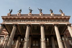 La bella facciata d'ingresso del teatro Juarez a Guanajuato, Messico. Di particolare pregio le statue che si innalzano maestose sopra le basi in pietra rosa.
