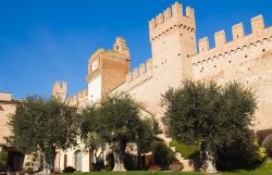 L'imponente facciata del castello di Gradara, Italia. Questo borgo ricco di storia permette di immergersi nella sua atmosfera medievale perfettamente conservata. Dall'alto della fortezza ...
