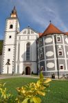 Facciata del Monastero di Olimia e a fianco il cosiddetto Castello di Olimje (Slovenia)