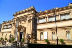 Facciata del Museo delle Belle Arti a Nimes, Francia.
