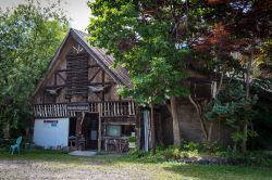 La facciata del museo Kaneto Kawamura Ainu a Asahikawa, isola di Okkaido, Giappone. L'area museale è stata resa possibile grazie a una collezione privata iniziata nel 1916 - © ...