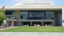 Facciata del National Constitution Center a Philadelphia, Pennsylvania (USA). Situata sull'Independence Mall, è un'istituzione apartitica e senza fini di lucro dedicata alla costituzione ...