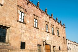 La facciata del Palacio Clavijero a Morelia, Messico. Tra il 1660 e il 1767 questo edificio con il suo patio centrale, i colonnati e la facciata in pietra rosa fu sede della scuola gesuita di ...