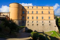 Facciata del Palazzo dei Governatori a Bastia, Corsica. Sino alla fine del XV° secolo fu residenza dei governatori genovesi per poi essere incluso nell'opera di fortificazione della ...