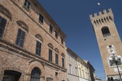 Facciata del Palazzo Municipale di Recanati, Marche, con la Torre del Borgo. Noto come Palazzo dei Priori, venne costruito attorno al 1150 e poi riedificato nel 1322 dopo un incendio e ancora ...