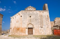 La facciata dell'Abbazia di San Leonardo a Manfredonia - © Mi.Ti. / Shutterstock.com