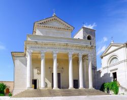 Facciata della basilica del Santo a San Marino. Progettata e costruita a partire dal 1826 dall'architetto bolognese Antonio Serra, questa basilica sorge sull'area dell'antica pieve ...